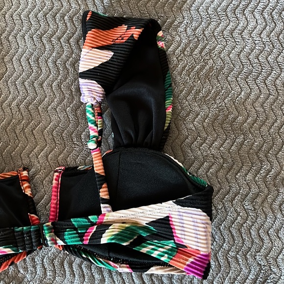 Time and Tru Wide Strap V-Wire Bikini Top Size S(4-6) - Picture 9 of 11